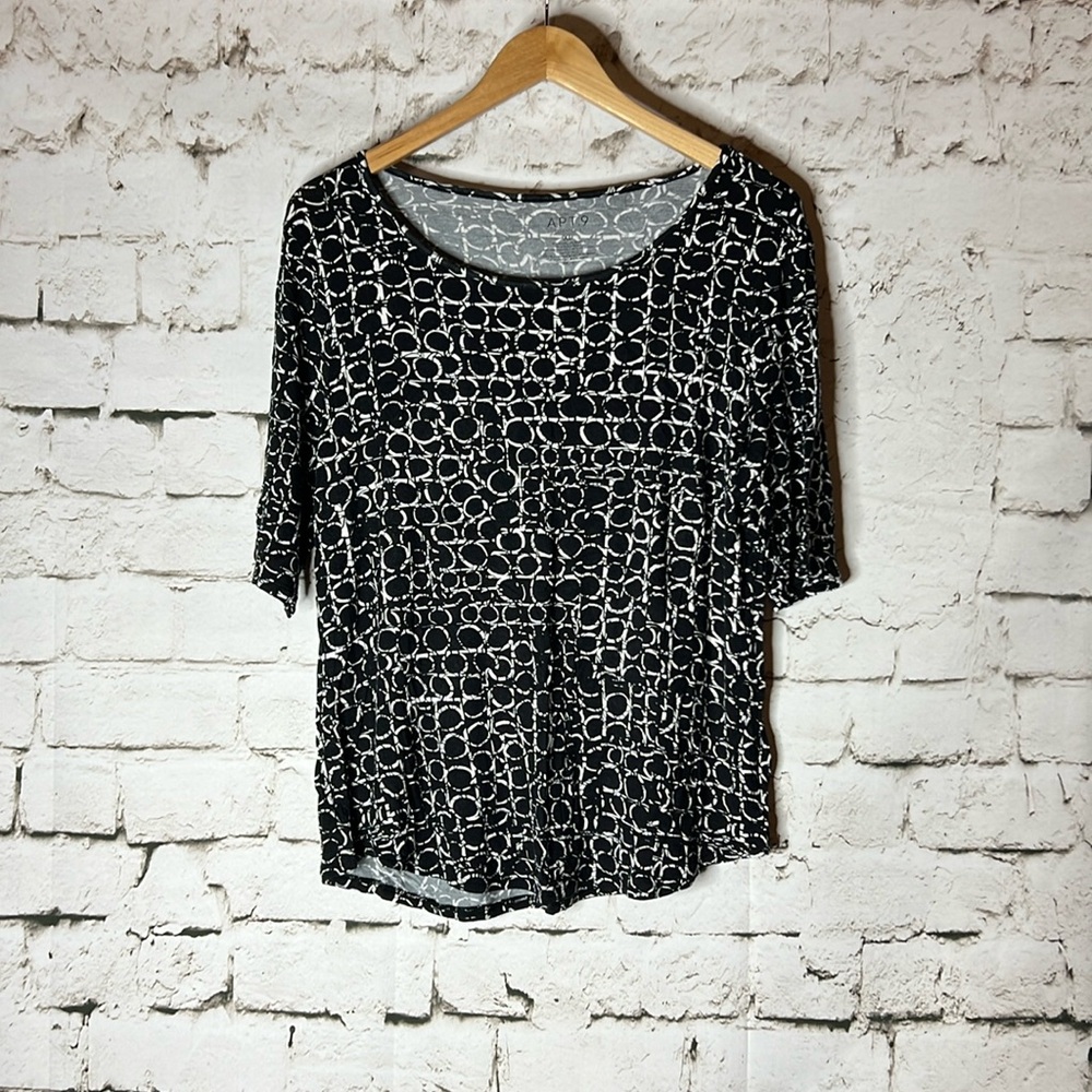 Women’s short sleeve, black and white print top XL